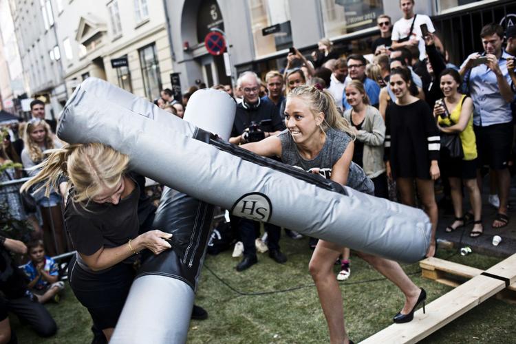 Fight. Der er slåskamp på stiletter til havefesten på Kronprinsensgade. 