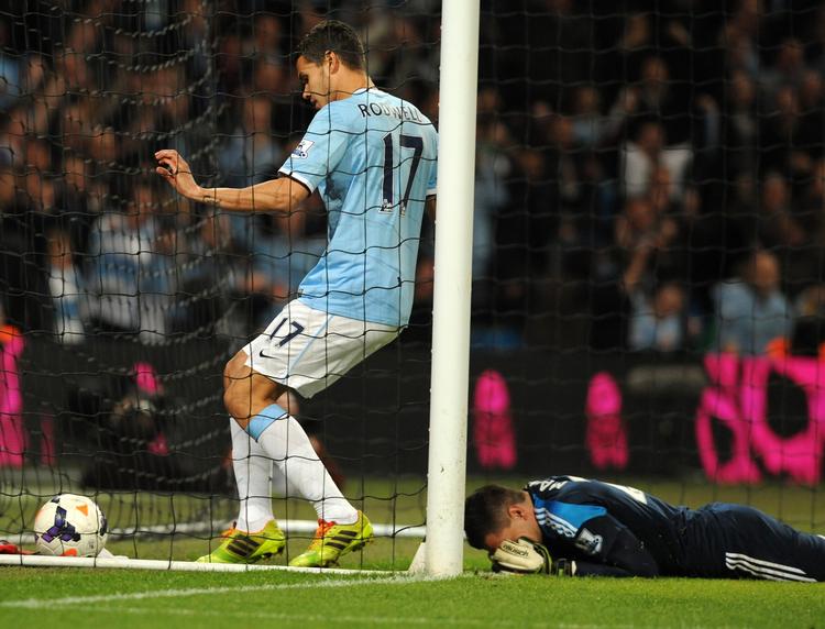 skifte. Manchester Citys Jack Rodwell henter bolden ud af Sunderland-målet i en kamp mellem de to klubber. 