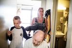 hjælp. Jannie Shain bruger i gennemsnit 1-2 timer dagligt på praktisk hjælp og selskab til sin demente far, der bor på et plejecenter. Her er hun på besøg med et af sine tre børn. 