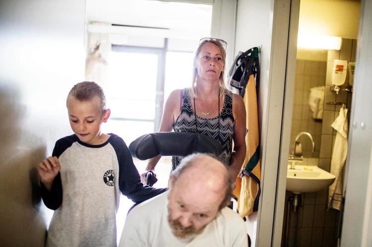 hjælp. Jannie Shain bruger i gennemsnit 1-2 timer dagligt på praktisk hjælp og selskab til sin demente far, der bor på et plejecenter. Her er hun på besøg med et af sine tre børn. 