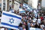 Demonstration. Frankrig har de seneste uger været præget af talrige demonstrationer, hvor folk har vist deres sympati for enten palæstinenserne eller Israel. Billedet er taget ved en demonstration i Marseille, og deltagerne er ikke forbundet med den omstridte gruppe LDJ. 