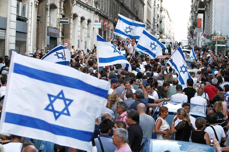 Demonstration. Frankrig har de seneste uger været præget af talrige demonstrationer, hvor folk har vist deres sympati for enten palæstinenserne eller Israel. Billedet er taget ved en demonstration i Marseille, og deltagerne er ikke forbundet med den omstridte gruppe LDJ. 