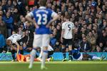 regelsæt. Tottenham-målmand Hugo Lloris (tv) ligger bevidstløs med hjernerystelse. Men målmanden kom på benene og spillede kampen til ende. 