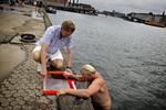 Oplysning. Den nye stige er af gummi, og det er sikrere end både metal og træ, siger områdechef René Højer (tv.) fra TrygFonden, her med chefen for fondens livredderuddannelse, MIchael Iwersen. 