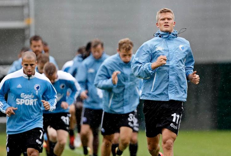 fck-træning. Andreas Cornelius er fysisk på toppen, og benmusklerne ser godt ud, som billedet fra træningsbanen viser. 