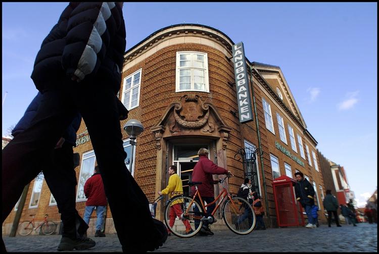 usædvanligt. Det er usædvanligt i den danske bankverden at offentliggøre et regnskab med fremgang på alle linjer, som Ringkjøbing Landbobank gør i dag. 