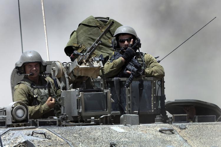 Tilbagetrækning. Israelske soldater kigger sig omkring, efter at de har trukket sig tilbage fra Gazastriben og nu befinder sig i Israel igen. De er klar til at reagere, hvis våbenhvilen bliver brudt igen. 