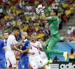 målmandskamp. Keylor Navas (th) redder et græsk forsøg for Costa Rica, der var en af de store positive overraskelser ved VM. 