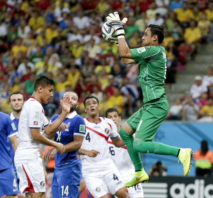 målmandskamp. Keylor Navas (th) redder et græsk forsøg for Costa Rica, der var en af de store positive overraskelser ved VM. 