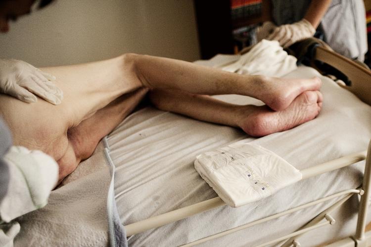 besparelser. Venstres socialordfører Eyvind Vesselbo afviser, at det skulle blive nødvendigt at spare, i takt med at gruppen af ældre og kronisk syge vokser. »Hvis man virkelig ville, kunne man finde andre steder at spare, hvor det ikke går ud over svage grupper som ældre og plejekrævende«. 