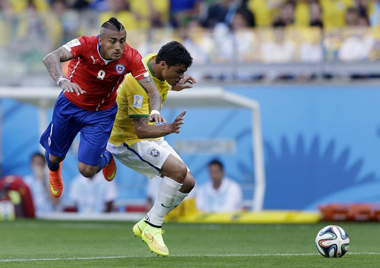 forhandlingstaktik? Chiles Arturo Vidal (tv) har været en nøglespiller for Juventus, men Manchester United har fået lokket spilleren til forhandlingsbordet - for så at ytre skepsisover den 27-åriges knæproblemer. 