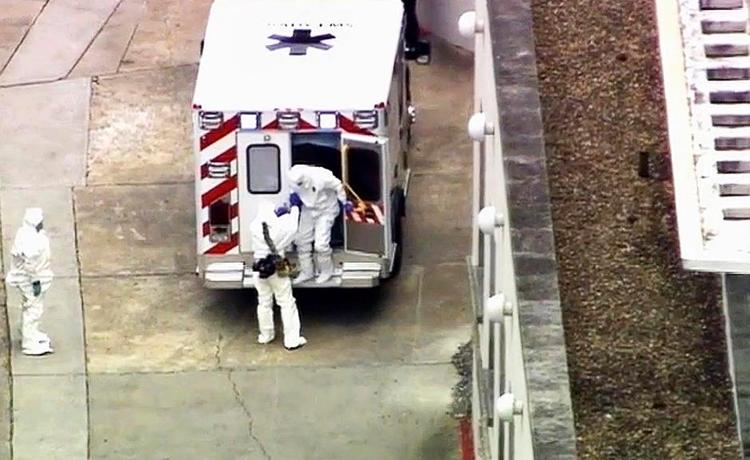smitte. Læge Kent Brantly gik selv fra ambulancen, da han ankom til universitetshospitalet i Atlanta, hvor alle var i helt tætte beskyttelsesdragter. 