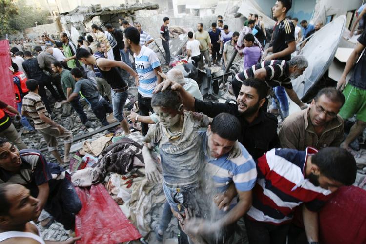 angreb. Palæstinensere evakuerer i søndags en families bygning, der er blevet ramt af et israelsk luftmissil i den sydlige del af Gaza-striben. 