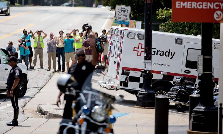 Virus. En ambulance transporterer ebola-smittet Nancy Writebol til Emory University Hospital i Atlanta, efter hun modtog utestet ebola-serum i Liberia. 
