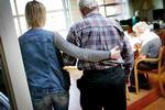 økonomi. Fagforeningen FOA offentliggjorde i juni en undersøgelse lavet af Epinion, som viste, at mere end hver anden kommune forventer at bruge færre penge pr. ældre i 2015, end de gør i år. 