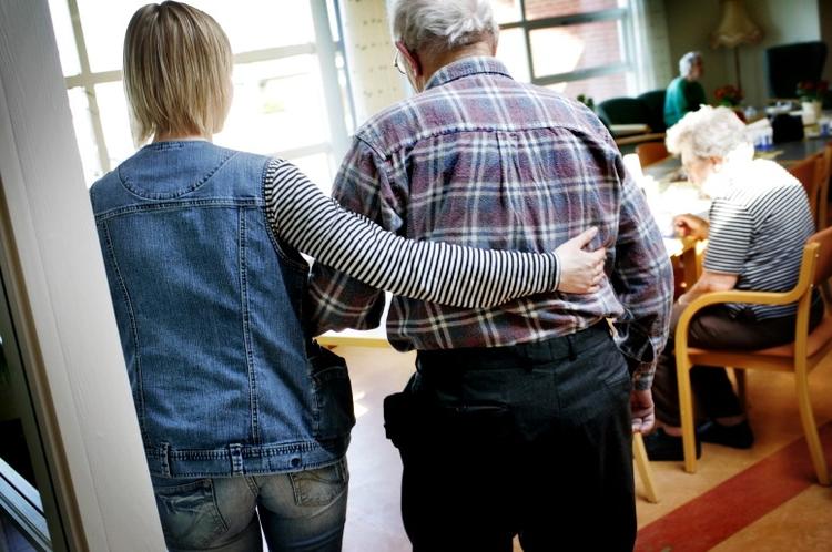 økonomi. Fagforeningen FOA offentliggjorde i juni en undersøgelse lavet af Epinion, som viste, at mere end hver anden kommune forventer at bruge færre penge pr. ældre i 2015, end de gør i år. 