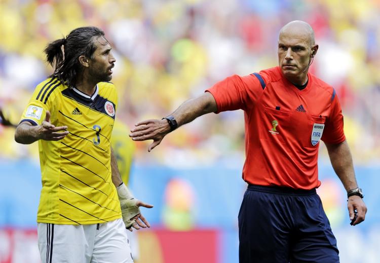 stopper. Den dygtige fodbolddommer, Howard Webb (th), har fået nyt job i dommerverdenen og skal ikke længere dømme kampe. 