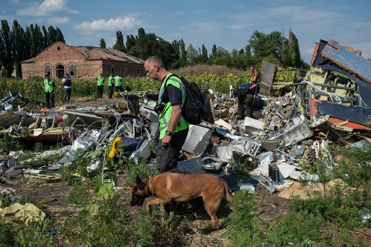 STYRT. Kampene mellem de prorussiske separatister og den ukrainske hær i det østlige Ukraine er nu så voldsomme, at internationale eksperter endnu engang må opgive deres arbejde på det sted, hvor et passagerfly fra Malaysia Airlines styrtede til jorden. 