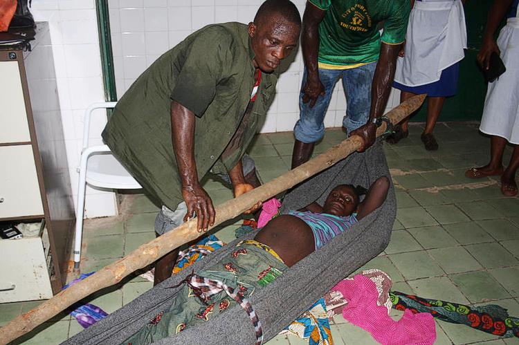 Evakuering. Over 20.000 patienter bliver hvert år behandlet på det danskstøttede Masanga Hospital i det centrale Sierra Leone. Evakueringen betyder blandt andet, at kvinder ikke længere kan føde på hospitalet. 