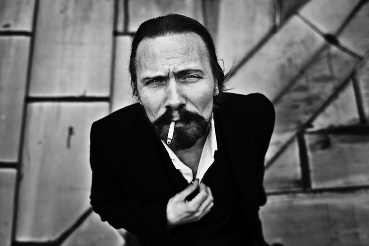 FASHION. Steen Jørgensen spiller til Asger Juel Larsens bobleplastfest torsdag 7. august. 