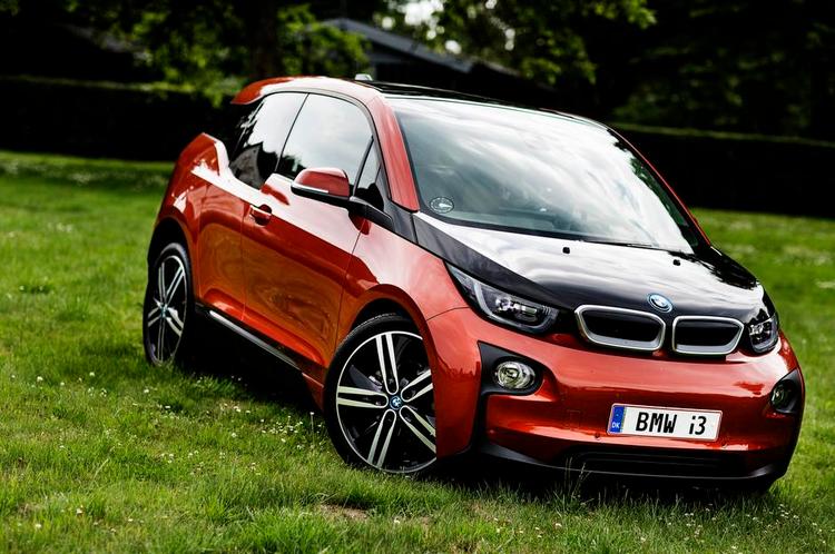 Helt elektrisk. BMW i3 er på størrelse med små biler som Peugeot 208 og Ford Fiesta. Men elbilen er helt sin egen, når det gælder teknik og indretning. 