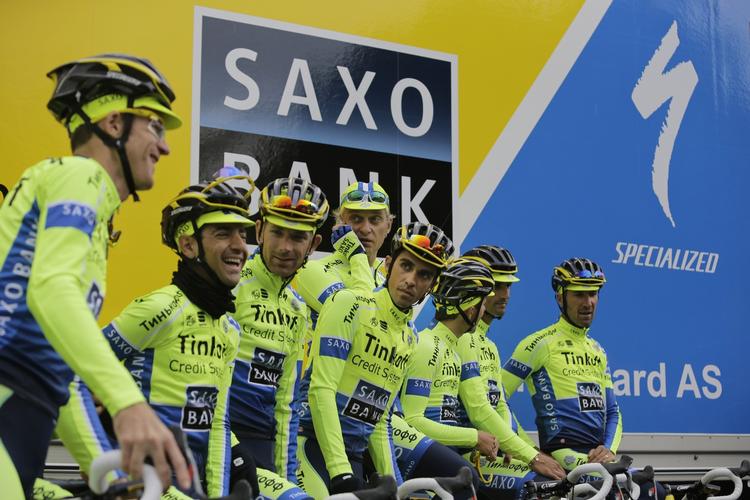 sponsor. Saxo Bank bevarer sint navnetræk på Tinkoff' cykelhold. 