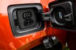 kombistik. Ladestikket sidder under tankdækslet. Den øverste del er til almindelige ladere, mens hele stikket skal i brug, hvis man bruger en kviklader, som gør det muligt at oplade 80 procent af batteriet på cirka 20 minutter. 