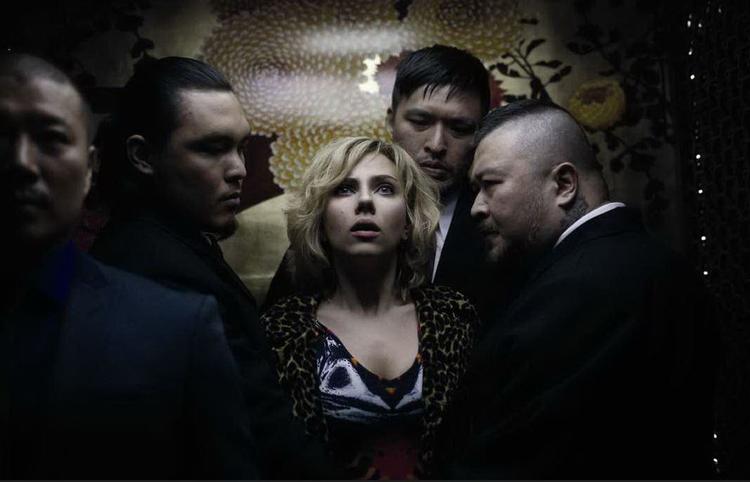 Intelligens. Scarlett Johansson spiller en ung kvinde, der får adgang til 90 procent mere af hjernen, end vi andre dødelige selv på en god dag kan præstere. 