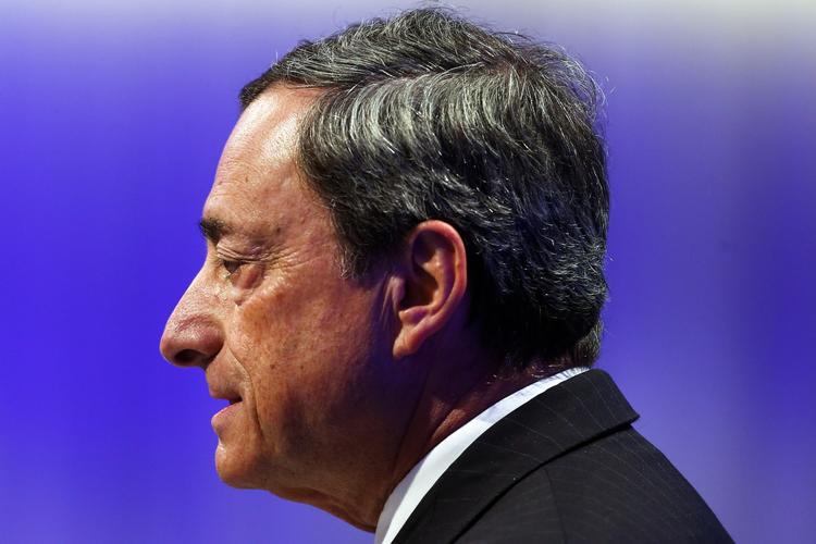 lavt. ECB's chef, Mario Draghi, og resten af bankens ledelse fastholder renten på det rekordlave niveau, den kom ned på i juni. 