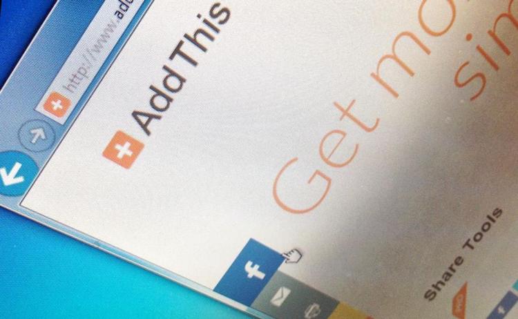 Holder øje. Firmaet Add This har fundet en smart måde at overvåge dig på, som ikke kræver, at der er cookies til at holde øje med dine bevægelser på nettet. Også danske hjemmesider har spiontjenesten installeret. 