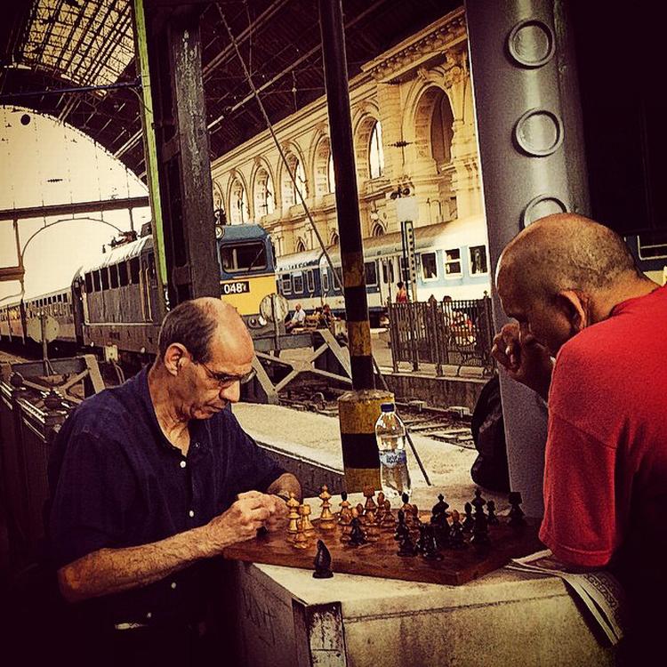Skak. På jernbanestationen i Budapest spilles der skak. 