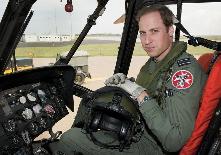 Arbejde. Som militæruddannet pilot på militærets eftersøgnings- og redningshelikoptorer har prins William fra 2010-2013 deltaget ved 156 redningsoperationer og reddet 149 personer. Nu skal han være pilot på et privat firmas luft-ambulancer. 