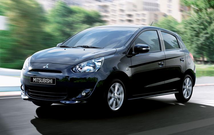 tilbud. Mitsubishi Space Star er ny i Danmark. Den er større end mikrobilerne, bare ikke, når det gælder prisen. 