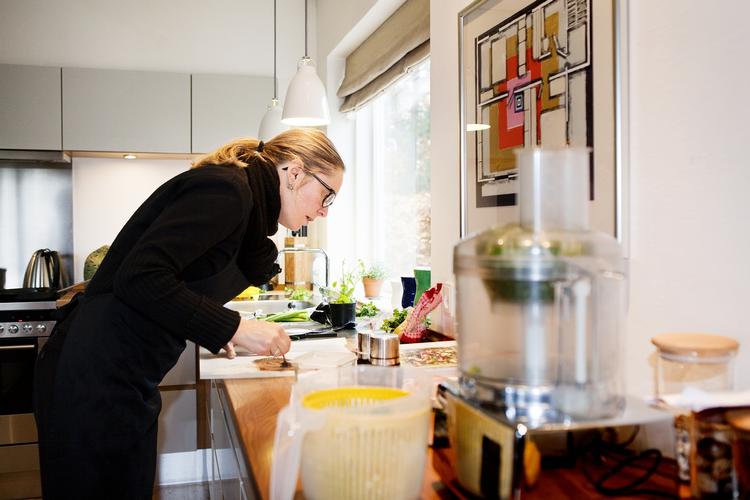 Køkkenkamp. Selv en madredaktør kan have brug for at følge en opskrift. 