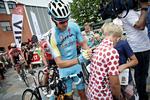 Populær. Jakob Fuglsang skrev autografer ved dagens etape. 