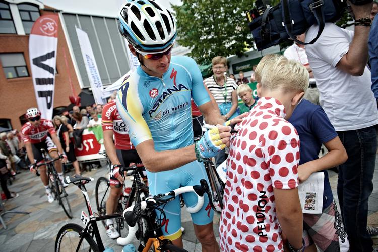 Populær. Jakob Fuglsang skrev autografer ved dagens etape. 