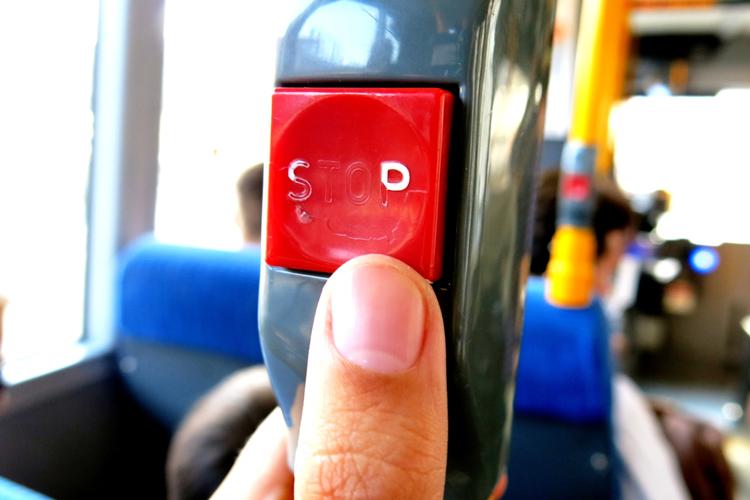 MOVIA. Flere buspassagerer bliver nødt til at trykke på stopknappen. Busserne er for varme, lyder kritikken. 