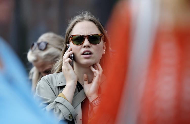 lavpunkt. I dag koster mobilselskabernes standardtilbud med ni timers tale, fri sms- og mms og fem GB 99 kroner. Det er et historisk lavpunkt i mobilkrigen. 