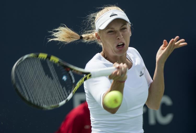 storkamp. Caroline Wozniacki havde ikke det store besvær med at vinde over Shelby Rogers, men får hænderne fulde mod Serena Williams. 