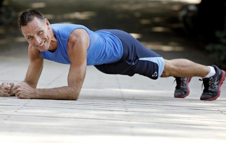 Verdensrekord. Tom Hoel slog en amerikansk verdensrekord med 45 sekunder, da han i juni klarede 3 timer og 8 minutter liggende vandret i gågaden i Frederikssund. 