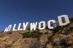 tendentiøst. Kinesernes køb af en eksklusiv del af Hollywood skal ses som et tegn på to tendenser: Kinesiske ejendomsselskaber søger udenlands, og samtidig vokser båndene mellem kineserne og den amerikanske filmindustri. 