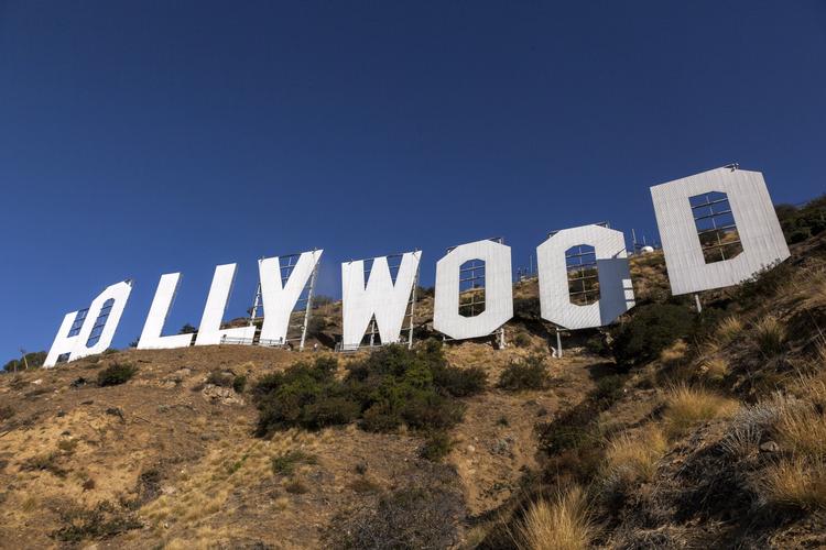 tendentiøst. Kinesernes køb af en eksklusiv del af Hollywood skal ses som et tegn på to tendenser: Kinesiske ejendomsselskaber søger udenlands, og samtidig vokser båndene mellem kineserne og den amerikanske filmindustri. 