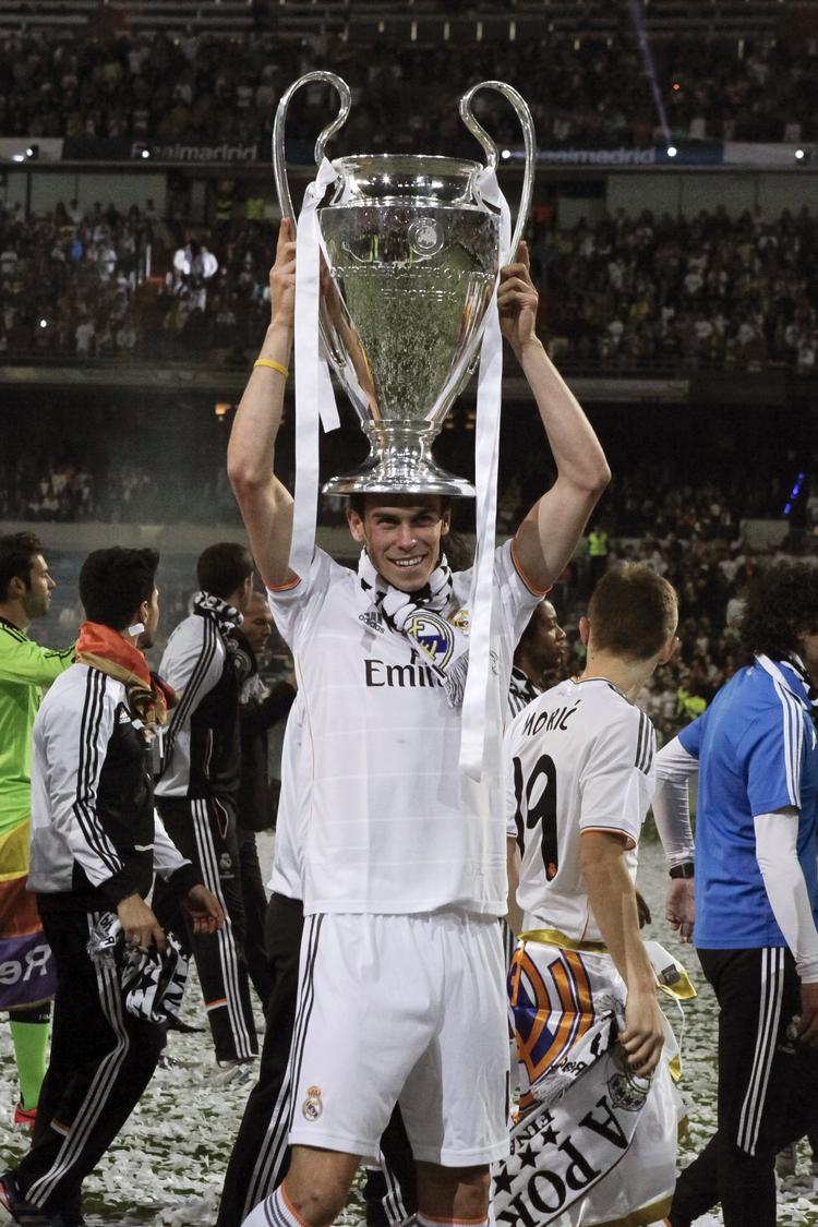 trofæet. Real Madrids Gareth Bale løfter den pokal, det hele handler om, da spanierne vandt sidste sæsons udgave af Champions League. 