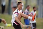 ansigtsmotion. Cristiano Ronaldo plejer at vise sig frem i bar overkrop i reklamer for undertøj. Men portugiseren har nu også kastet sig over det japanske reklamemarked. 