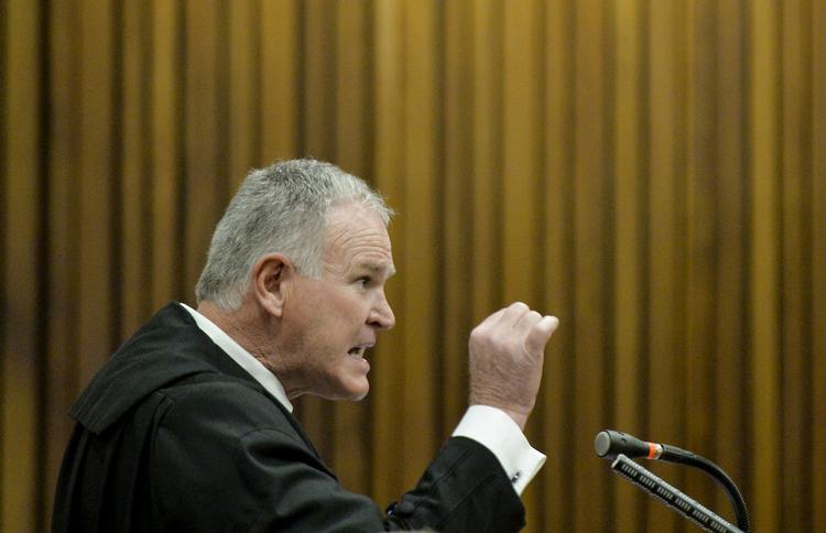 Forsvar. Retssagen mod den drabssigtede Oscar Pistorius begyndte i marts i år. I går og i dag har først anklager, siden forsvarer procederet. Næste skridt er dommerens. Hun forventes at være klar med en dom over den handicappede topatlet  11. september. 