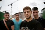 Fyret. Marian og Daniel Graur, tillidsmanden Marius Neculai (forrest) og Florinel Sitaru siger, at de blev fyret og truet for at have rejst en sag om løndumping. »Sådan noget troede vi ikke kunne ske i Danmark«, siger Marian. 