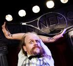 PRÆMIEGRIS. »Hvad folk dog gør for at tjene til livets ophold«, siger Captain Frodo, mens han vrider kroppen gennem en tennisketcher. Foto: Jesper Voldgaard 