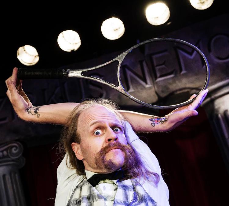 PRÆMIEGRIS. »Hvad folk dog gør for at tjene til livets ophold«, siger Captain Frodo, mens han vrider kroppen gennem en tennisketcher. Foto: Jesper Voldgaard 