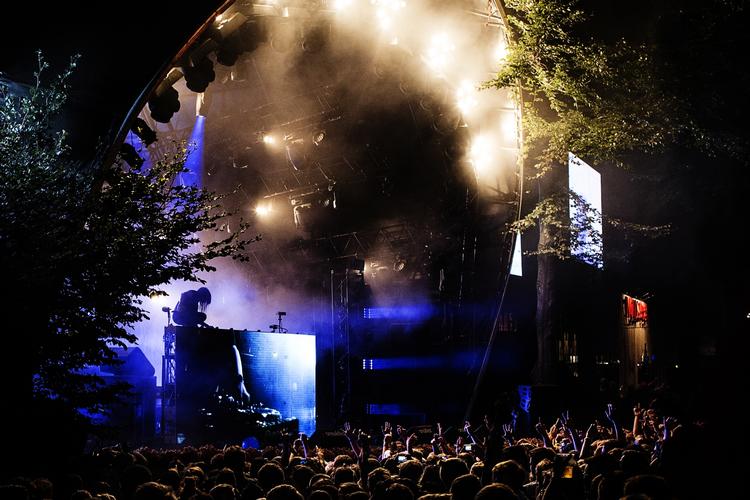 Fest. Med sit lange sorte hår, under-cut og hornbriller lignede Skrillex mest af alt en nørd i fuld sving med at tage fusen på alle de seje børn ved pludselig at være festens centrum. 