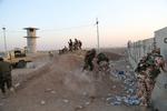 Angreb. Kurdiske peshmerga-soldater søger dækning under et luftangreb mod Islamisk Stat uden for byen Erbil i det nordlig Irak fredag. 